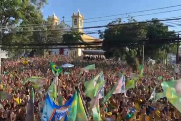 foto colorida de ato em apoio a Bolsonaro na frente de Igreja