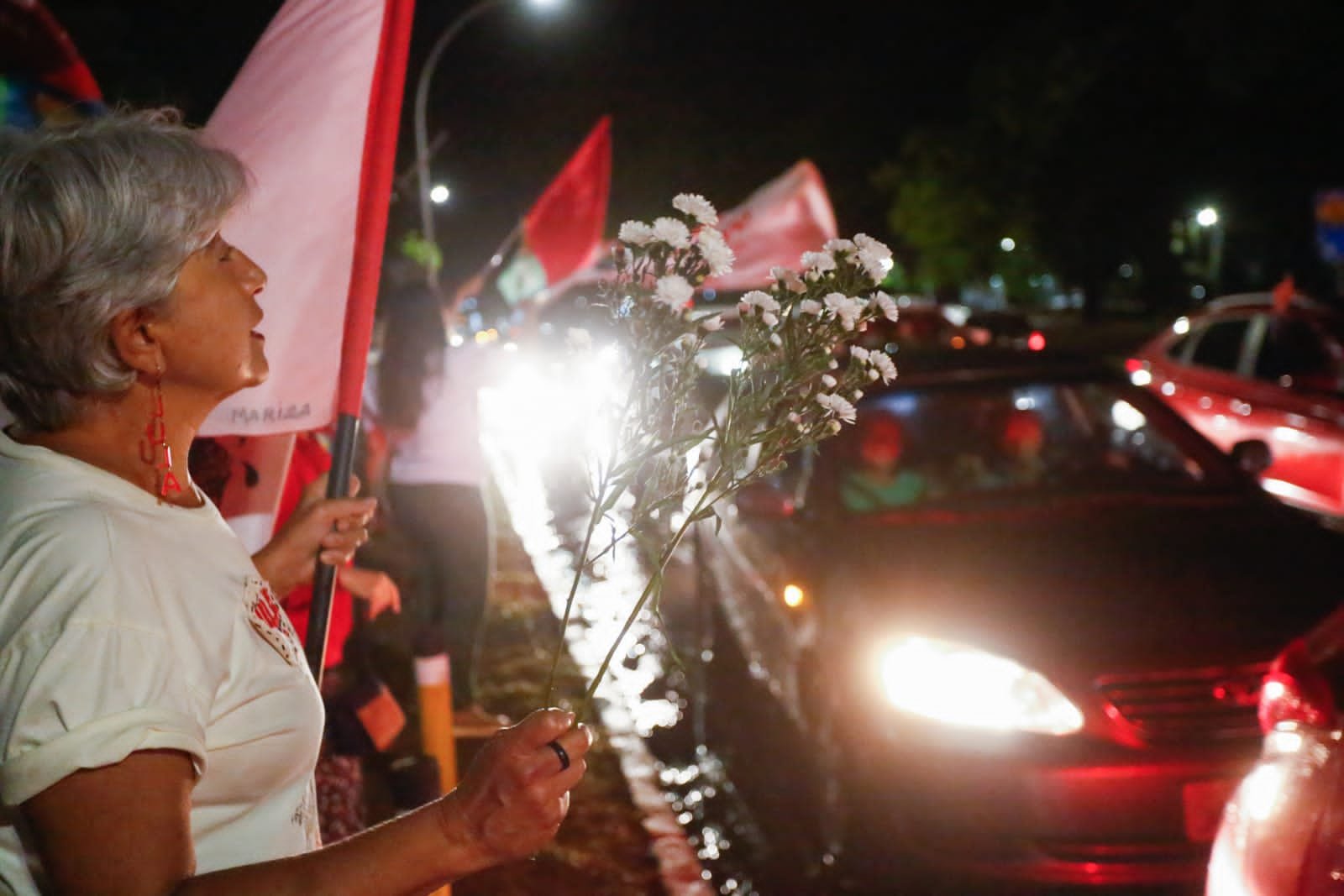 Idoso com bandeira de Lula nas mãos em protesto em Brasília - Metrópoles