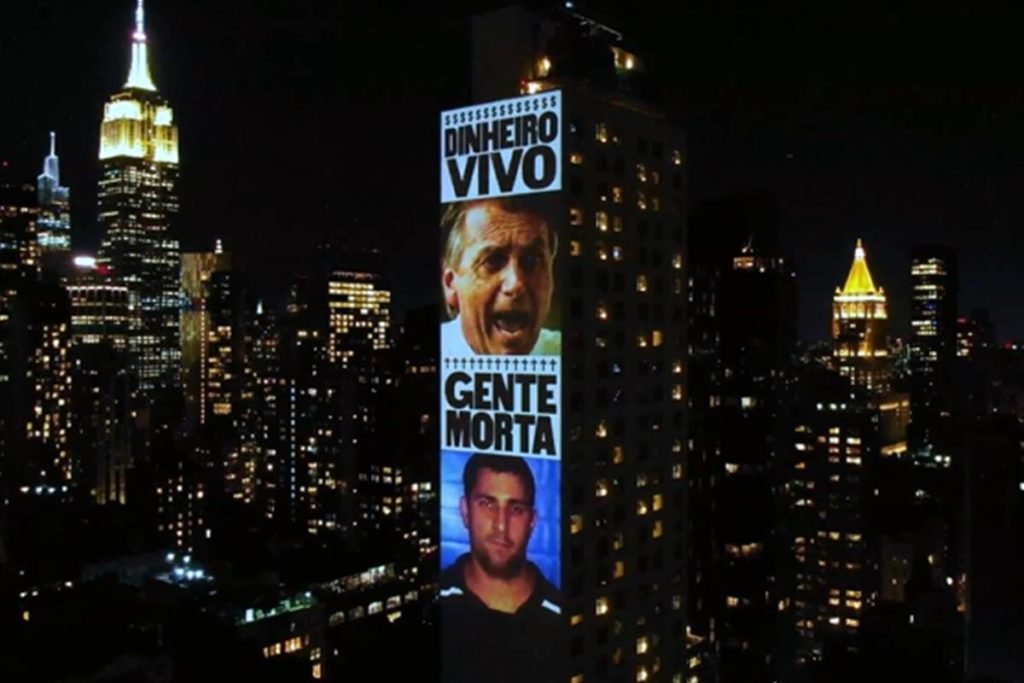 Projeção em Nova York dá “adeus” a Bolsonaro em sete idiomas