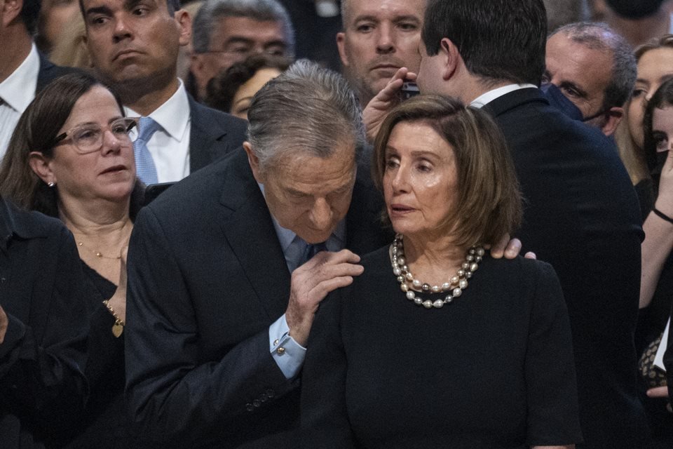 Presidente da Câmara dos EUA, Nancy Pelosi, e o marido