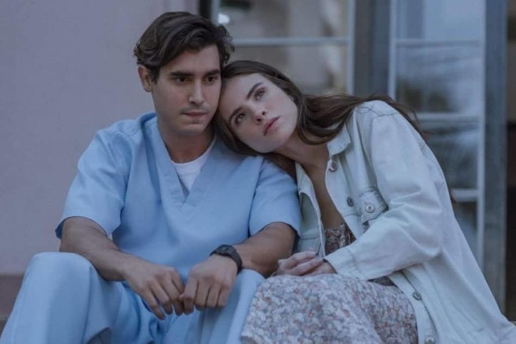 Foto colorida de Giulia Be abraçando ator em cena do filme Depois do Universo - Metrópoles