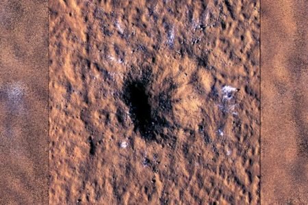 Imagem de um satélite da Nasa em marte mostra blocos de gelo que foram projetados na superfície e uma cratera de cerca de 150 metros de diâmetro e 20 metros de profundidade
