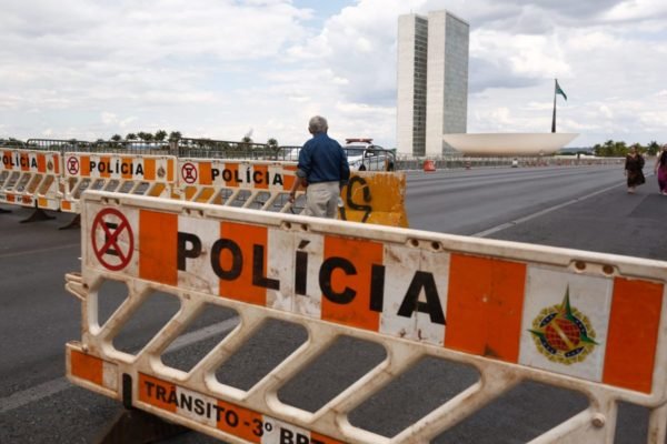 Polciais militares instalam barricadas na Esplanada dos Ministérios para separar pestistas e bolsonaristas no dia das eleições do segundo turno - Metrópoles