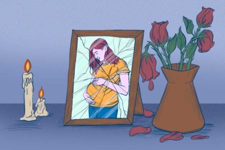 ilustração de mesa com foto quebrada de mulher grávida, velas e flores