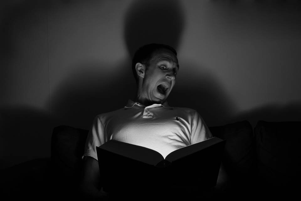 Homem se assusta ao ler livro de terror e grita com história assustadora - Metrópoles