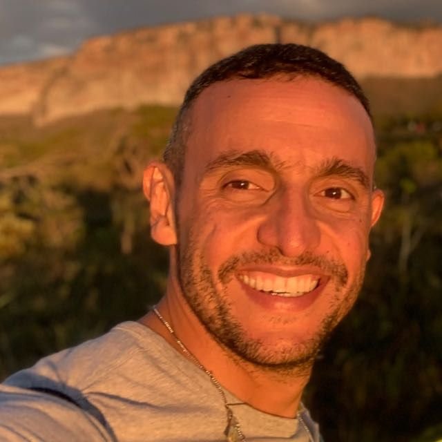 Fotografia colorida de homem sorrindo