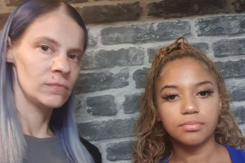 Foto de mulher mais velha ao lado de uma menina negra e mais nova, usando cílios postiços - Metrópoles