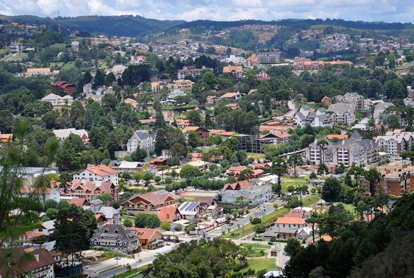 Vista de uma cidade pequena com montanhas ao fundo - Metrópoles