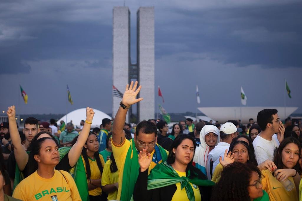Bolsonaristas ocupam Esplanada em culto evangélico antes das eleições