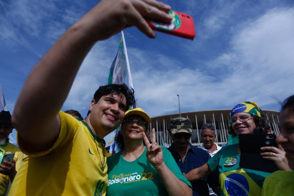 g1 on X: Caraca! Botões do Facebook ganham gírias cariocas em homenagem de  aniversário do Rio  #G1  / X