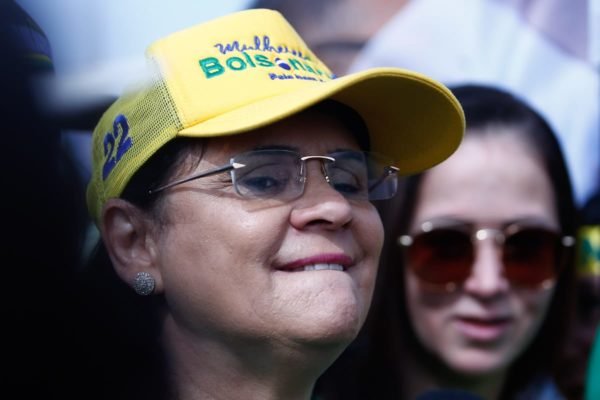 Damares Alves com boné amarelo e os dizeres mulheres com Bolsonaro 22 - Metrópoles