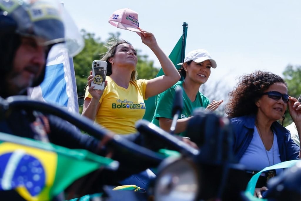Celina Leão e michelle bolsonaro vestidas de verde e amarelo durante moto-carreata em apoio ao candidato jair Bolsoanro - metrópoles