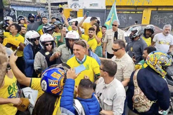 Candidato Jair Bolsonaro cumprimenta apoiadores durante durante motocarreata em Belo Horizonete, Minas Gerais - Metrópoles