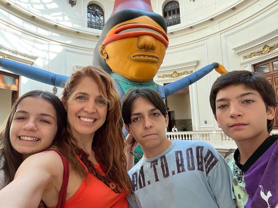Poliana Abritta e os filhos trigêmeos Manuela, José e Guido. No fundo da imagem uma obra dos artistas plástico Os Gêmeos