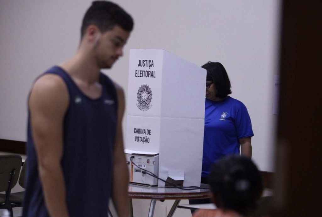 Eleitores que chegaram cedo esperaram cerca de 30 minutos