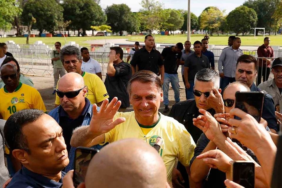 imagem colorida do presidente Jair Bolsonaro acenando no Rio de Janeiro de camiseta amarela