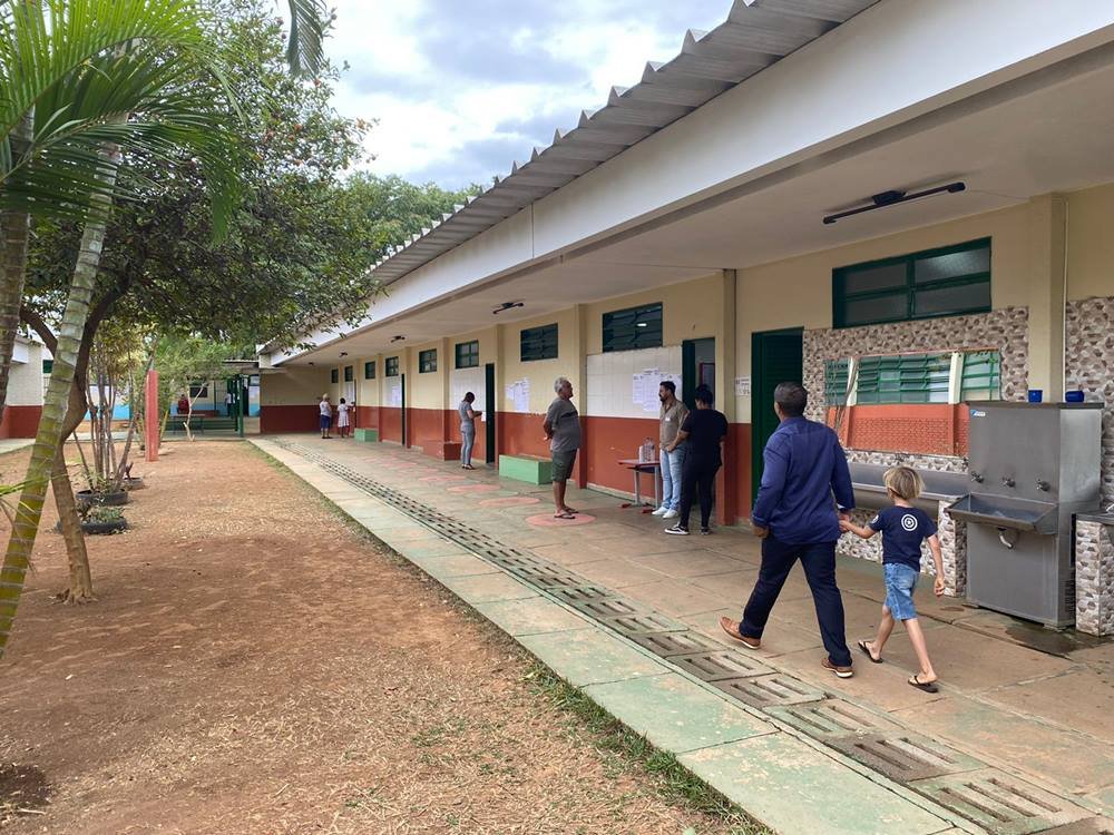 Pessoas votando em escola do Distrito Federal - Metrópoles