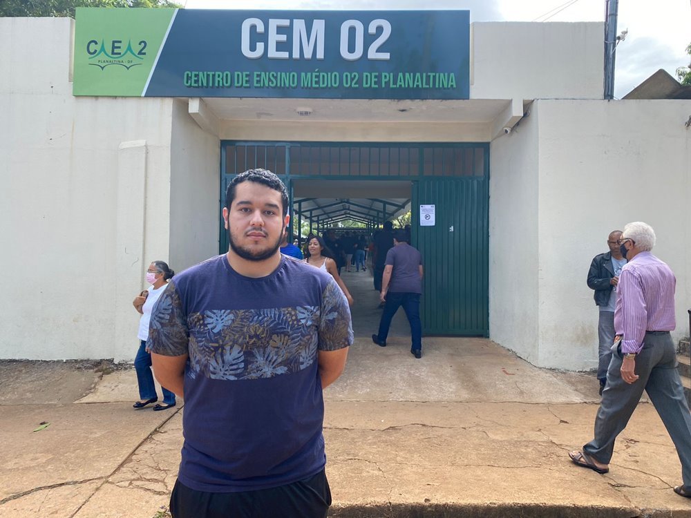 Homem em frente a uma escola de Planaltina - Metrópoles