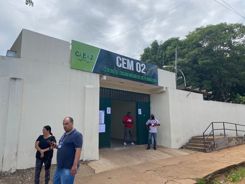 Pessoas votando em escola de Planaltina - Metrópoles