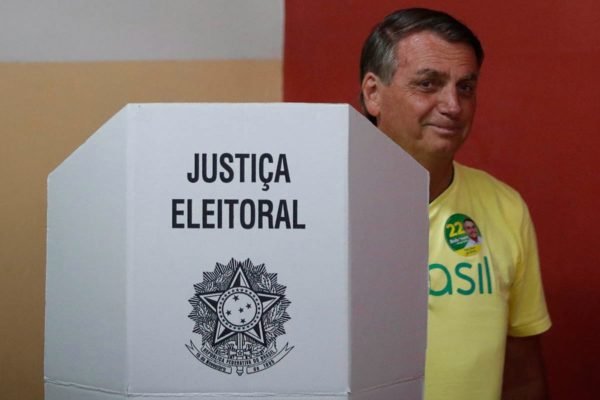 Bolsonaro votando durante o segundo turno - Metrópoles