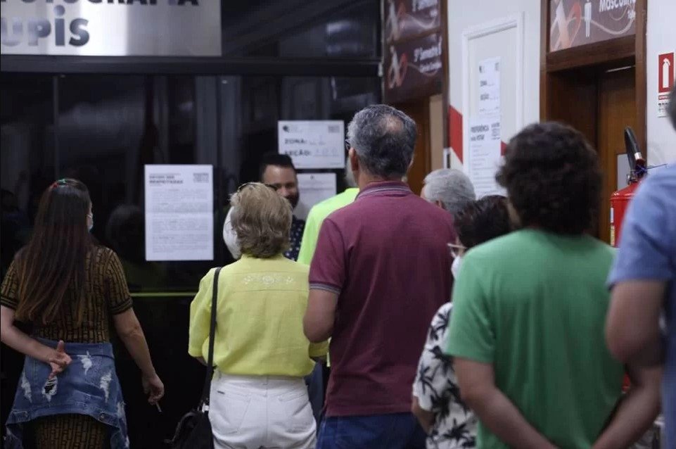 Pessoas votando em escola do Distrito Federal - Metrópoles
