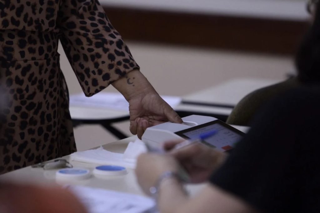 Pessoas votando em escola do Distrito Federal - Metrópoles