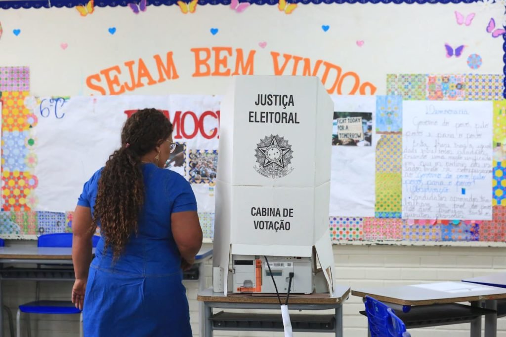 Pessoas votando em escola do Distrito Federal - Metrópoles