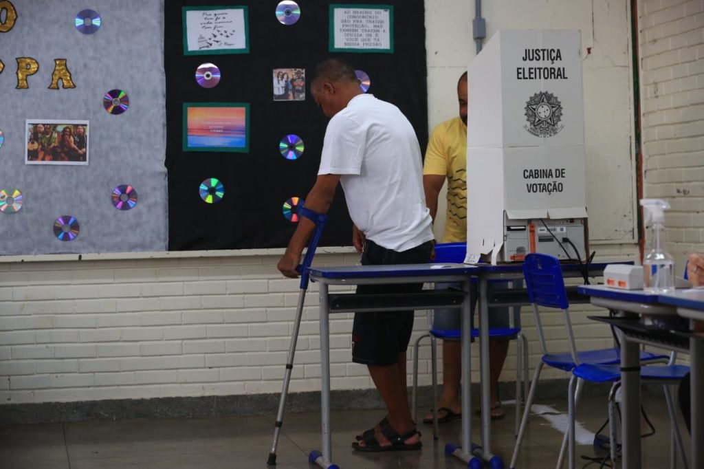 Pessoas votando em escola do Distrito Federal - Metrópoles
