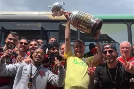 Bolsonaro levanta a taça da Libertadores conquistada pelo Flamengo - Metrópoles