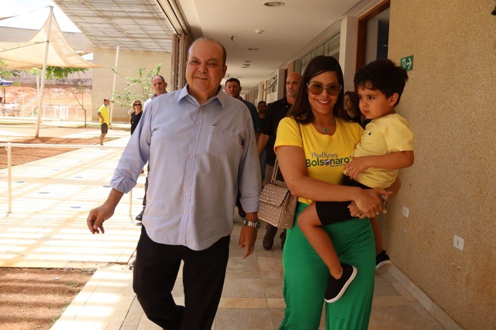Ibaneis acompanhado da familia para votar - Metrópoles