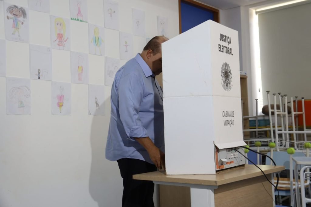 Ibaneis Rocha, governador do DF votando - Metrópoles