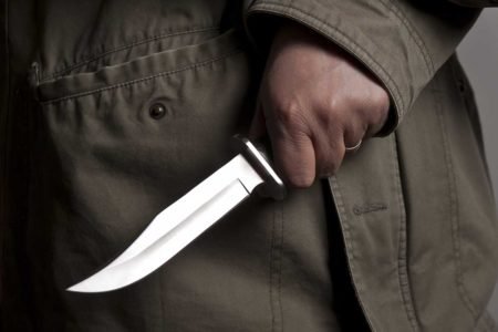 Homem ameaça com faca - crime -Metrópoles