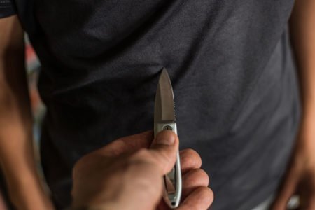 Homem ameaça outra pessoa com faca - crime - facadas - Metrópoles