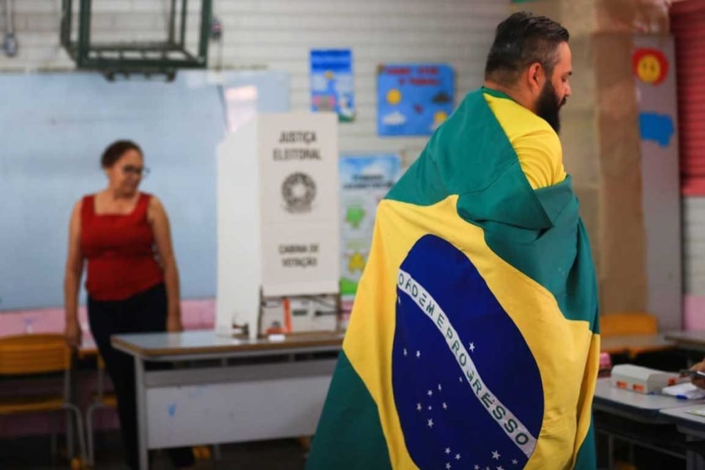 Pessoas votando em escola do Distrito Federal - Metrópoles