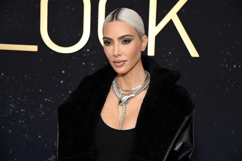  Kim Kardashian está com vestido preto e cabelos platinados - Metrópoles