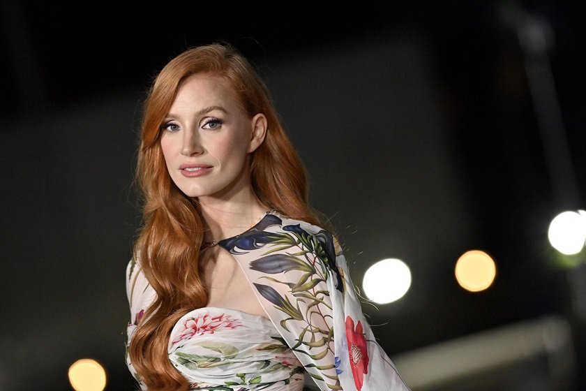 Jessica Chastain deslumbrante em um vestido de gala com várias cores - Metrópoles