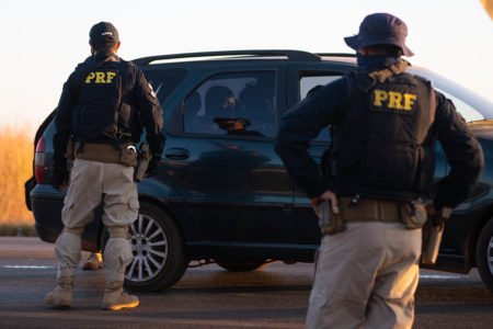 Agentes da PRF fazendo Blitz em rodovias