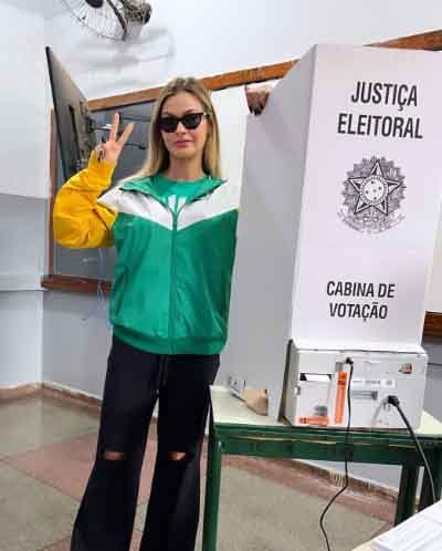 Andressa Suita mostra look ao votar