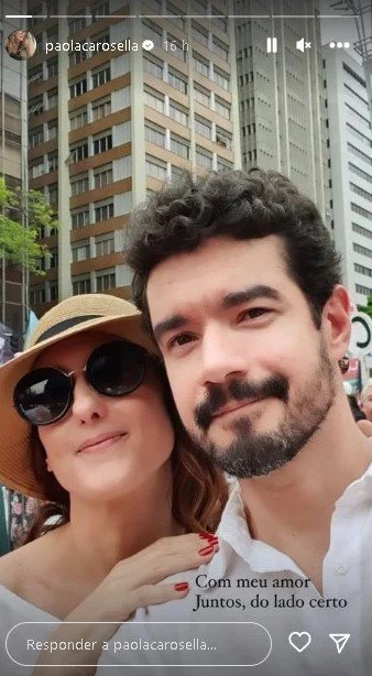 Paola Carosella em selfie com o novo namorado, o fotógrafo Manuel Sá, durante ato político na Paulista - Metrópoles