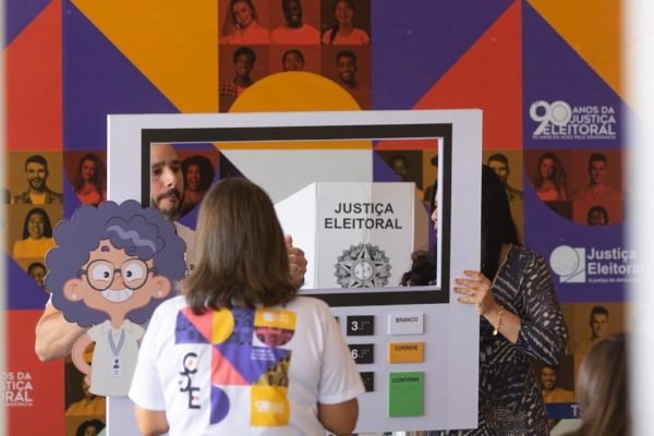 Funcionários do TSE montam banner interativo com urna eleitoral - Metrópoles
