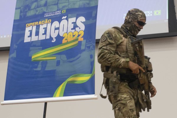 Policial das forças especiais da PRF armado com fuzil é vistos no Centro Integrado de Comando e Controle Nacional (CICCN), em Brasília - Metrópoleslia