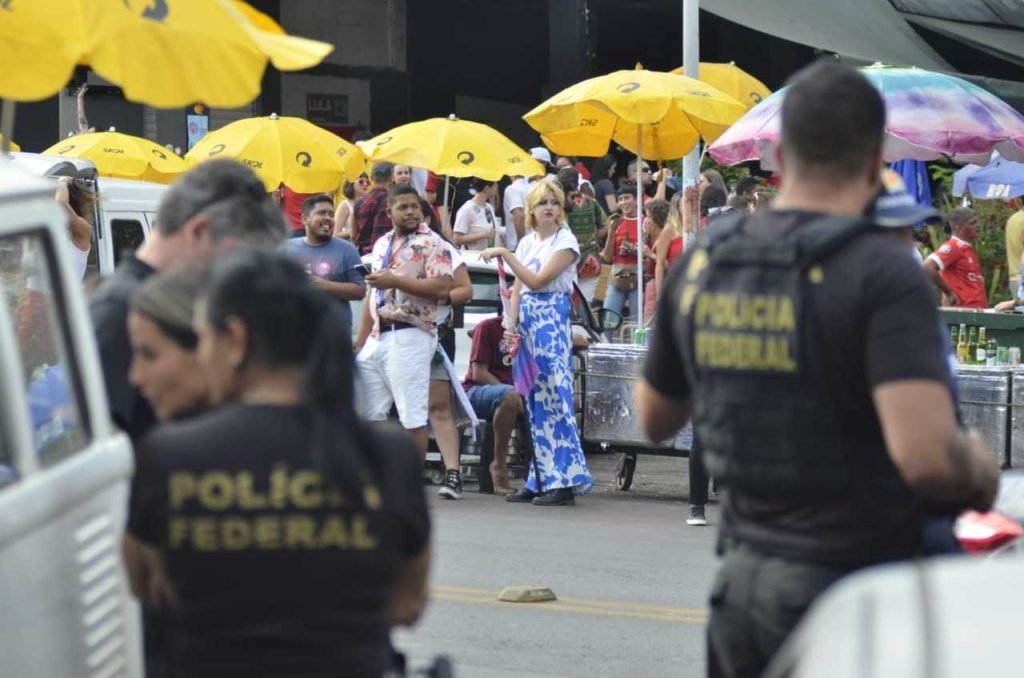 policiais federais uniformizados de costas