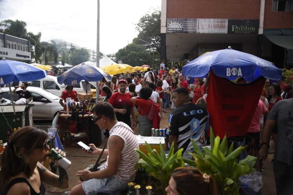 pessoas sentadas em mesa de bar