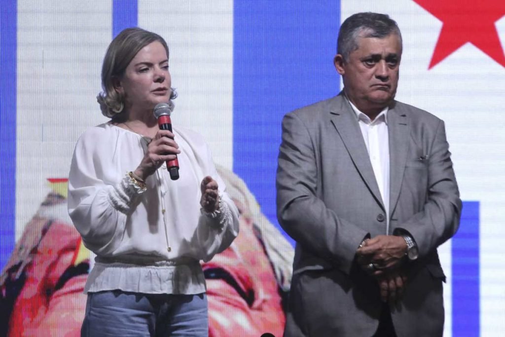 Presidenta do PT Gleisi Hoffmann e o deputado Federal José Guimarães (PT), falam sobre o caso da PRF com a imprensa em são paulo - Metrópoles