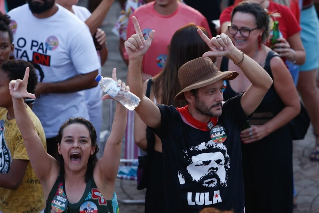 Foto de um homem com camisa do Lula e uma mulher