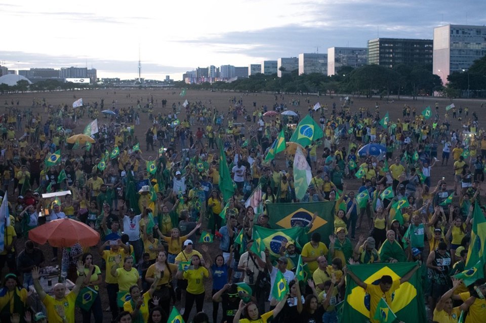 Foto de multidão na Esplanada dos Ministérios