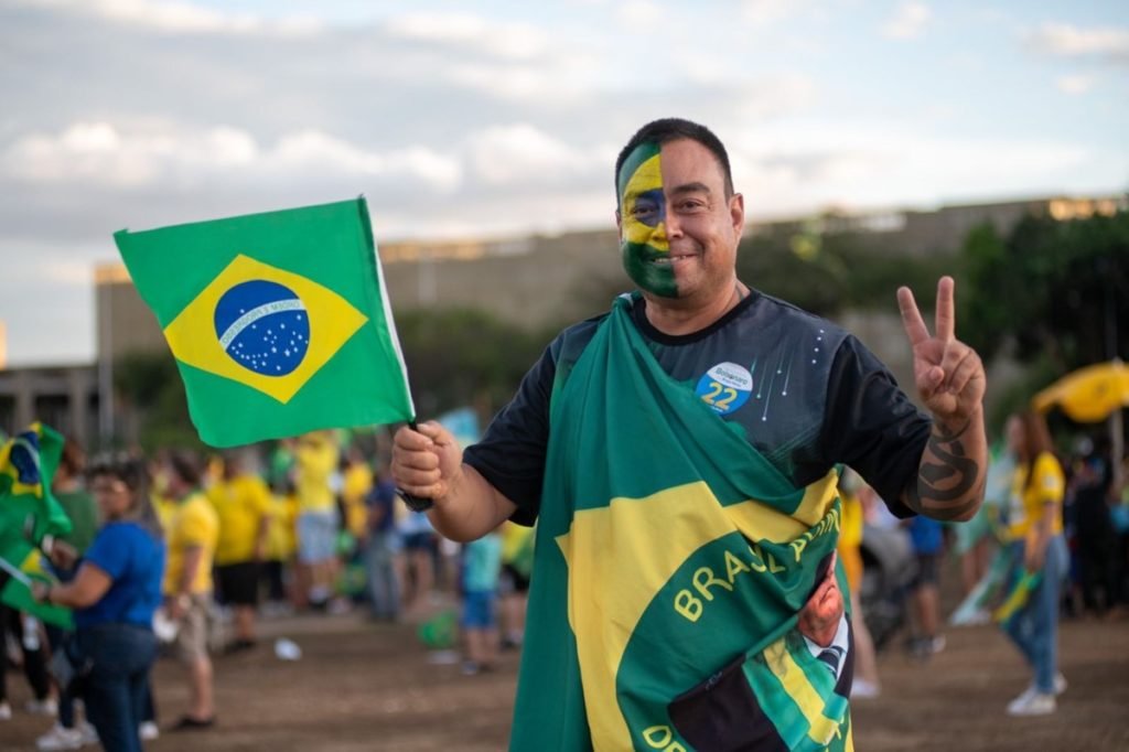 Foto de homem com bandeira do Brasil