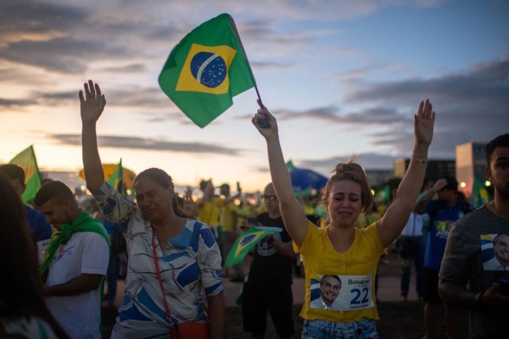 Foto de pessoas com bandeiras