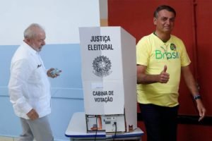 Lula e Bolsonaro votam no segundo turno das eleições