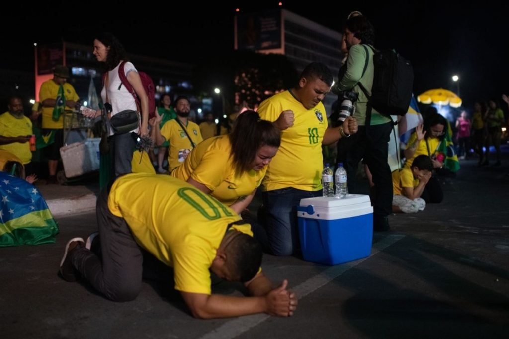 Foto de pessoas de verde e amarelo